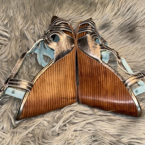 EUC Anthropologie Seychelles Worth It Silver Metallic Wedge Sandals Size 9.5 - Picture 4 of 10